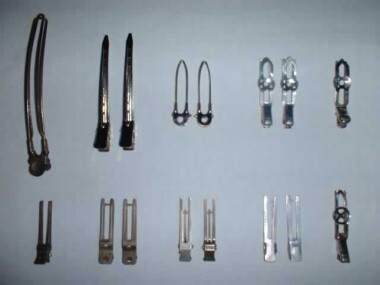 Pinces sépare-mèche (3 premières) Pinces mise en plis (13 suivantes) métal chromé et aluminium
